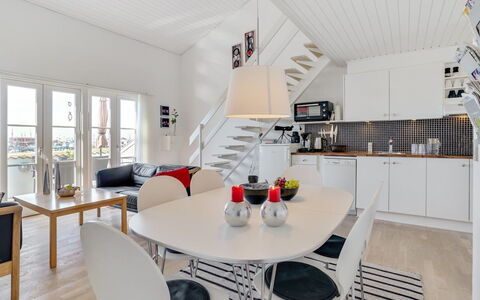 Idunn - 100M to the Fjord: Flooring, Interieur Ontwerp, Verdieping, Plafond, Meubilair, Houten Vloer, Appartement, Keuken En Eettafel, Stoel, Woonkamer