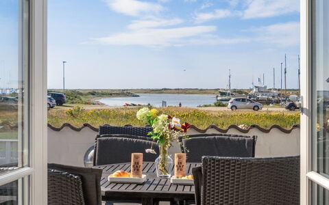 Idunn - 100M to the Fjord: Blauw, Struik, Verblijf, Groundcover, Tuin, Landgoed, Schaduw, Landscaping, Boerderij, Eco Hotel
