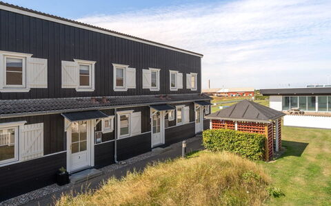 Idunn - 100M to the Fjord: Blauw, Struik, Verblijf, Groundcover, Tuin, Landgoed, Schaduw, Landscaping, Boerderij, Eco Hotel