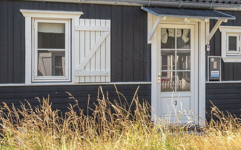 Idunn - 100M to the Fjord: Blauw, Struik, Verblijf, Groundcover, Tuin, Landgoed, Schaduw, Landscaping, Boerderij, Eco Hotel