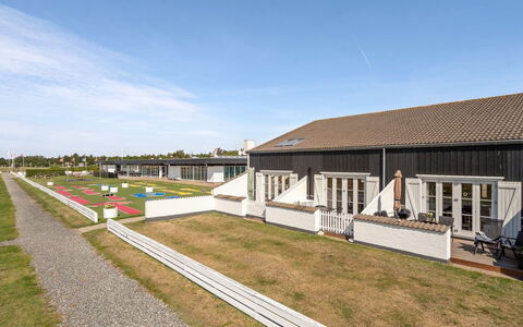 Idunn - 100M to the Fjord: Blauw, Struik, Verblijf, Groundcover, Tuin, Landgoed, Schaduw, Landscaping, Boerderij, Eco Hotel