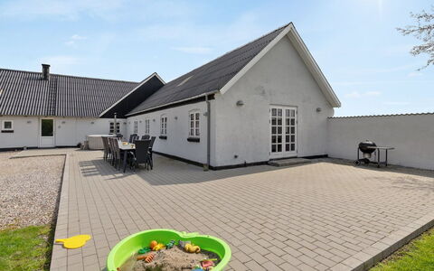 Folkar - 3Km to the Fjord: Meubilair, Interieur Ontwerp, Flooring, Hout, Verdieping, Plafond, Houten Vloer, Stoel, Tafel, Verlichting