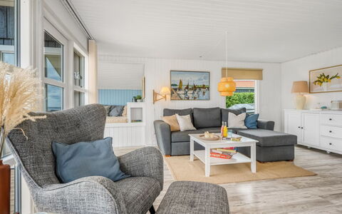 Pavo - 300M to the Fjord: Meubilair, Hout, Interieur Ontwerp, Flooring, Bankstel, Verdieping, Huis, Woonkamer, Plafond