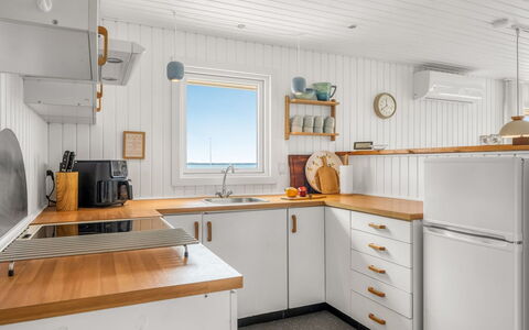 Pavo - 300M to the Fjord: Hout, Flooring, Keuken, Interieur Ontwerp, Verdieping, Countertop, Plafond, Cabinetry, Kamer, Beits