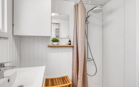 Pavo - 300M to the Fjord: Hout, Flooring, Loodgieterswerkinrichting, Verdieping, Interieur Ontwerp, Badkamer, Loodgieter, Kamer, Toilet, Kraan