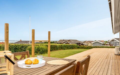 Pavo - 300M to the Fjord: Hout, Architectuur, Huis, Land Lot, Dak, Veranda, Plank, Hardwood, Dek, Verblijf