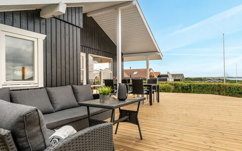 Pavo - 300M to the Fjord: Hout, Huis, Architectuur, Houten Vloer, Verdieping, Huis, Veranda, Flooring, Hardwood, Dek