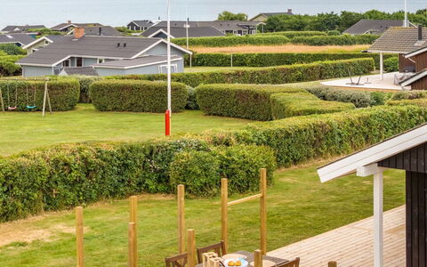 Pavo - 300M to the Fjord: Gras, Dak, Huis, Woongebied, Land Lot, Huis, Gazon, Landgoed, Tuin, Verblijf