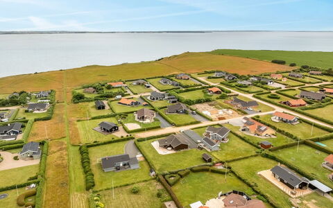 Pavo - 300M to the Fjord: Woongebied, Huis, Huis, Dak, Landschap, Vogelperspectief, Plain, Land Lot, Landgoed, Voorstad