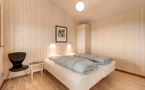 Malila - 400M to the Fjord: Hout, Interieur Ontwerp, Plafond, Verdieping, Flooring, Slaapkamer, Kamer, Lichte Inrichting, Bed, Hardwood