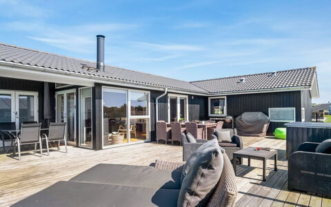 Ginia - 150M to the Fjord: Plafond, Flooring, Interieur Ontwerp, Verdieping, Samengesteld Materiaal, Meubilair, Toevlucht, Hotel, Ontwerp, Daylighting