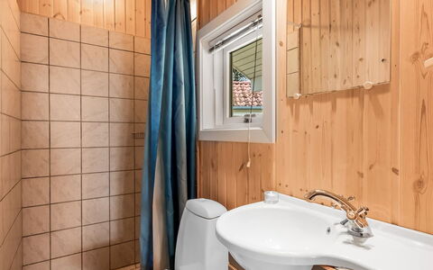 Sesto - 300M to the Fjord: Loodgieterswerkinrichting, Wastafel In De Badkamer, Hout, Wastafel, Badkamer, Flooring, Verdieping, Interieur Ontwerp, Kraan, Loodgieter