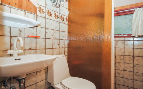 Naema - 600M to the Fjord: Badkamer, Loodgieterswerkinrichting, Wastafel In De Badkamer, Muur, Wc Bril, Flooring, Toilet, Verdieping, Wastafel, Kraan