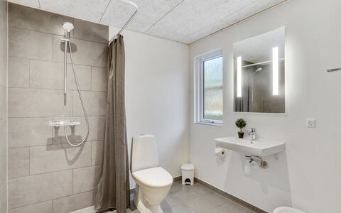 Sibbe - 500M to the Fjord: Flooring, Muur, Loodgieterswerkinrichting, Verdieping, Plafond, Interieur Ontwerp, Wastafel, Badkamer, Loodgieter, Toilet
