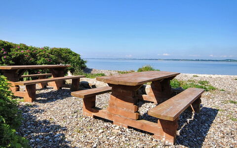 Eloise - 50M to the Fjord: Zee, Kust En Oceanic Landvormen, Kust, Oceaan, Openluchtbank, Buitenmeubels, Kust, Strand, Bank, Picknicktafel