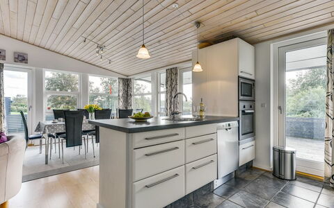 Sylvelin - 400M to the Fjord: Hout, Plafond, Flooring, Interieur Ontwerp, Keuken, Countertop, Meubilair, Verdieping, Houten Vloer, Huis