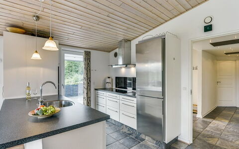 Sylvelin - 400M to the Fjord: Flooring, Keuken, Hout, Countertop, Plafond, Interieur Ontwerp, Verdieping, Cabinetry, Huis, Meubilair