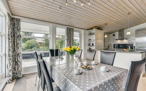 Sylvelin - 400M to the Fjord: Interieur Ontwerp, Meubilair, Plafond, Keuken En Eettafel, Huis, Lichte Inrichting, Verlichting, Flooring, Stoel, Eetkamer