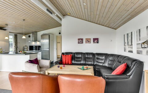 Sylvelin - 400M to the Fjord: Interieur Ontwerp, Bankstel, Plafond, Hout, Meubilair, Flooring, Woonkamer, Kamer, Verlichting, Verdieping