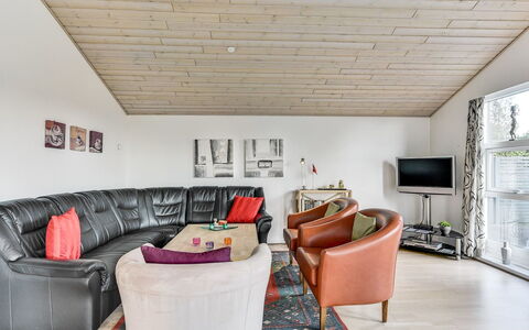 Sylvelin - 400M to the Fjord: Meubilair, Interieur Ontwerp, Bankstel, Plafond, Hout, Flooring, Verdieping, Woonkamer, Lichte Inrichting, Verlichting