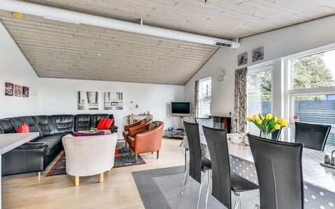 Sylvelin - 400M to the Fjord: Hout, Plafond, Interieur Ontwerp, Bankstel, Huis, Meubilair, Flooring, Woonkamer, Kamer