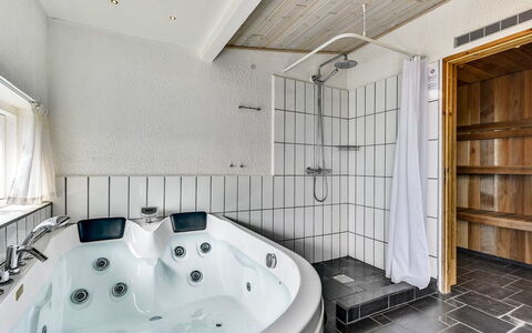 Sylvelin - 400M to the Fjord: Interieur Ontwerp, Loodgieterswerkinrichting, Flooring, Bad, Verdieping, Hout, Plafond, Badkamer, Meubilair, Kamer