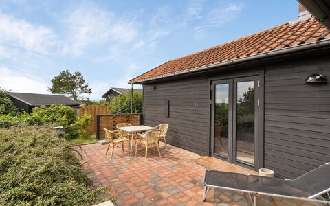 Lok - 90M to the Fjord: Hout, Dak, Architectuur, Huis, Huis, Verblijf, Siding, Hardwood, Helling, Landgoed