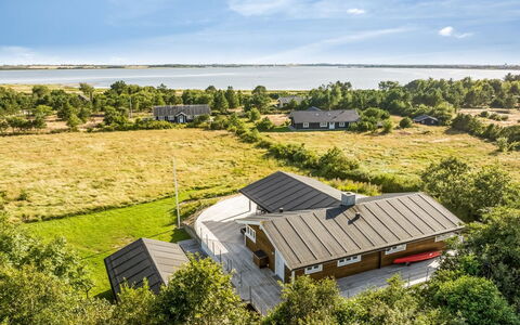 Eljas - 200M to the Fjord: Meubilair, Interieur Ontwerp, Flooring, Hout, Verdieping, Plafond, Houten Vloer, Stoel, Tafel, Verlichting