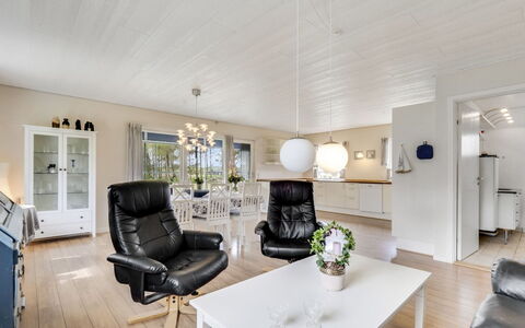 Mikkeline - 400M to the Fjord: Hout, Dak, Architectuur, Huis, Huis, Verblijf, Siding, Hardwood, Helling, Landgoed