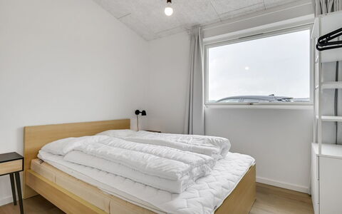 Aatami - 500M from the Sea: Slaapkamer, Plafond, Bed, Bedding, Laken, Bed Frame, Kamer, Appartement, Matras, Ontwerp