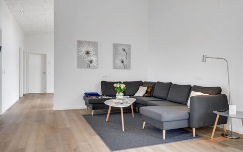 Aatami - 500M from the Sea: Flooring, Meubilair, Interieur Ontwerp, Verdieping, Houten Vloer, Hout, Bankstel, Woonkamer, Laminaatvloer, Huis