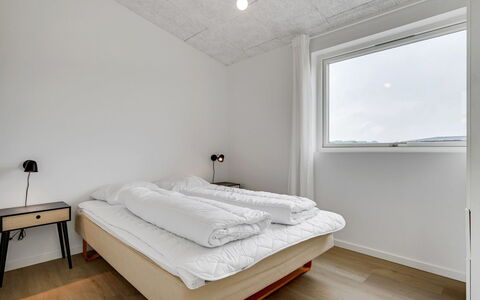 Aatami - 500M from the Sea: Muur, Plafond, Slaapkamer, Verdieping, Flooring, Interieur Ontwerp, Kamer, Bed, Appartement, Laken