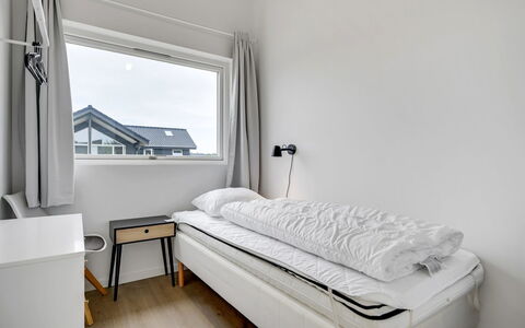 Aatami - 500M from the Sea: Slaapkamer, Bed, Laken, Bedding, Verdieping, Interieur Ontwerp, Plafond, Flooring, Bed Frame, Linens