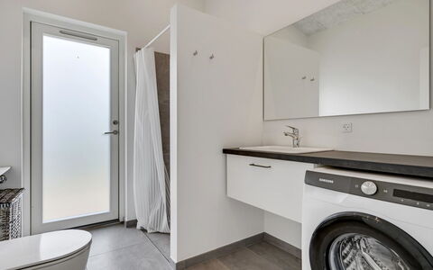 Aatami - 500M from the Sea: Flooring, Verdieping, Interieur Ontwerp, Plafond, Loodgieterswerkinrichting, Wasmachine, Kamer, Huis, Badkamer, Appartement