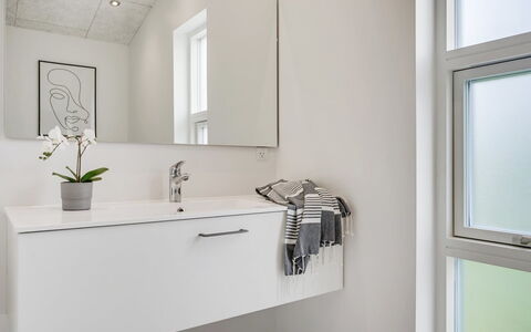 Aatami - 500M from the Sea: Interieur Ontwerp, Loodgieterswerkinrichting, Flooring, Badkamer, Wastafel In De Badkamer, Verdieping, Badkamerkast, Wastafel, Spiegel, Kraan