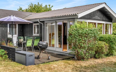 Brimi - 450M from the Sea: Dak, Huis, Veranda, Huis, Struik, Verblijf, Deur, Siding, Tuin, Groundcover