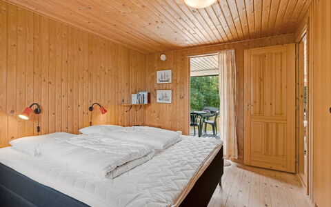 Brimi - 450M from the Sea: Slaapkamer, Bed, Hout, Interieur Ontwerp, Plafond, Laken, Kamer, Meubilair, Bedding, Verdieping