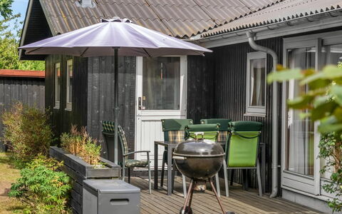 Brimi - 450M from the Sea: Dak, Buitenmeubels, Struik, Huis, Tuin, Huis, Verblijf, Buitentafel, Schaduw, Stoel
