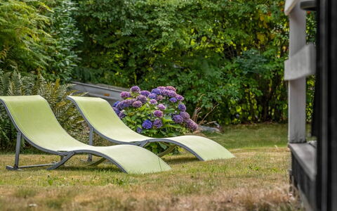 Brimi - 450M from the Sea: Buitenmeubels, Tuin, Groundcover, Gazon, Schaduw, Stoel, Landscaping, Ontwerp, Park