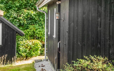 Brimi - 450M from the Sea: Hout, Struik, Siding, Deur, Verblijf, Groundcover, Garden Gebouwen, Schuur, Backyard, Tuin
