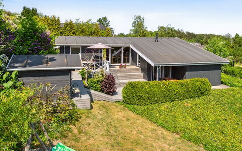 Gerhild - 300M from the Sea: Huis, Dak, Huis, Woongebied, Struik, Verblijf, Landgoed, Tuin, Siding, Landscaping