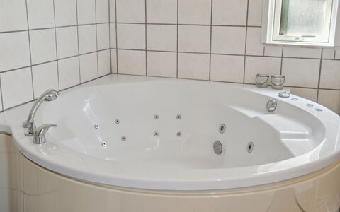 Gerhild - 300M from the Sea: Bad, Badkamer, Loodgieterswerkinrichting, Interieur Ontwerp, Flooring, Loodgieter, Verdieping, Kraan, Jacuzzi