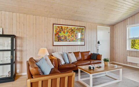 Gerhild - 300M from the Sea: Meubilair, Interieur Ontwerp, Flooring, Hout, Bankstel, Plafond, Verdieping, Woonkamer, Kamer, Houten Vloer