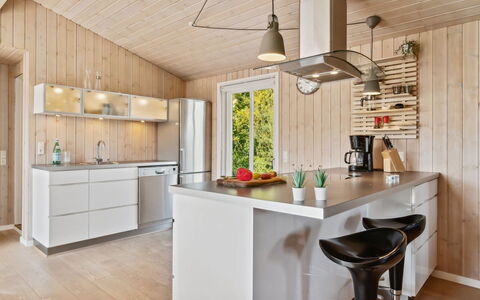 Gerhild - 300M from the Sea: Keuken, Countertop, Meubilair, Interieur Ontwerp, Flooring, Lichte Inrichting, Toestel Van De Keuken, Hout, Plafond, Cabinetry