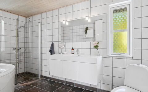 Gerhild - 300M from the Sea: Flooring, Loodgieterswerkinrichting, Verdieping, Interieur Ontwerp, Badkamer, Wastafel, Loodgieter, Tegel, Kraan, Plafond
