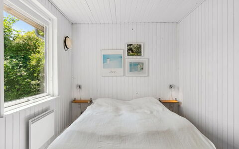 Gerhild - 300M from the Sea: Hout, Slaapkamer, Plafond, Flooring, Verdieping, Interieur Ontwerp, Laken, Bedding, Bed, Bed Frame