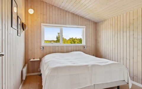 Gerhild - 300M from the Sea: Hout, Plafond, Slaapkamer, Interieur Ontwerp, Flooring, Verdieping, Huis, Bed, Plank, Houten Vloer