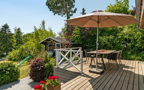 Gerhild - 300M from the Sea: Hout, Meubilair, Buitenmeubels, Paraplu, Struik, Tuin, Buitentafel, Tafel, Stoel