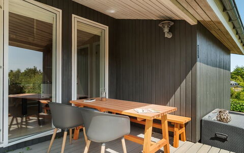 Gerhild - 300M from the Sea: Hout, Beits, Hardwood, Plank, Meubilair, Veranda, Houten Vloer, Stoel, Dek, Schaduw