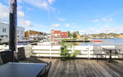Nalle - 5M from the Sea: Dak, Huis, Land Lot, Huis, Verblijf, Landgoed, Garden Gebouwen, Schaduw, Blokhut, Landscaping